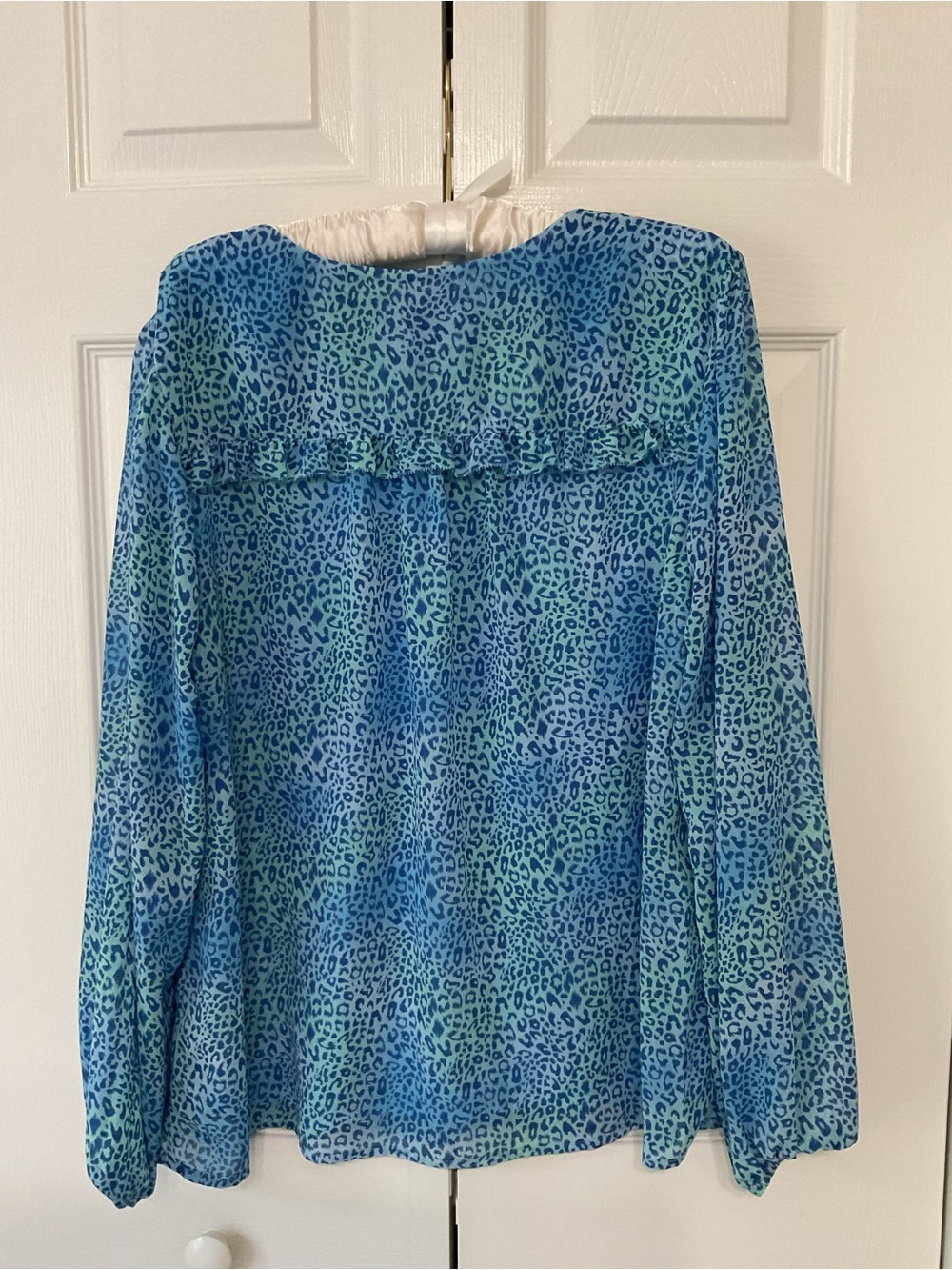Kim Gravel Blue Leopard Print V-Neck Women’s Top - Picture 2 of 7
